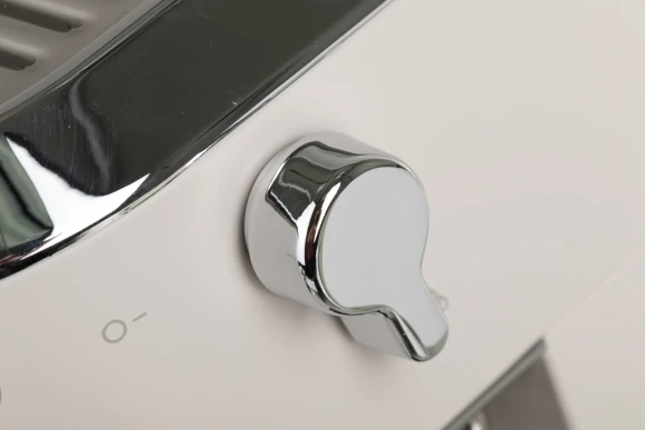 Кофеварка рожковая Delonghi EC685.W 1350Вт белый