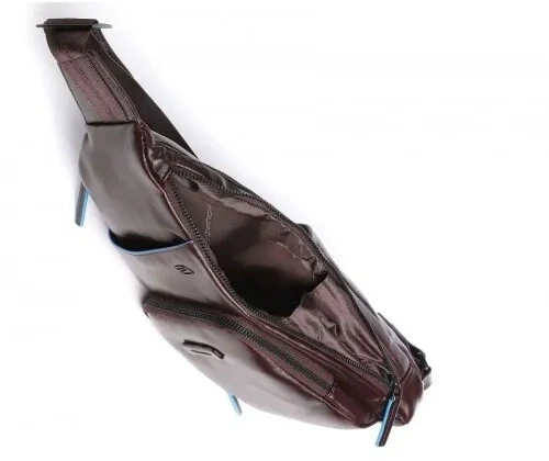 Рюкзак слинг Piquadro Blue Square Revamp CA5577B2V/MO красное дерево кожа Рюкзак слинг Piquadro Blue Square Revamp CA5577B2V/MO красное дерево кожа