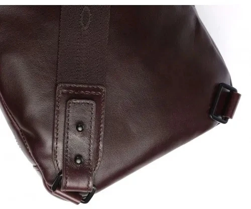 Рюкзак слинг Piquadro Blue Square Revamp CA5577B2V/MO красное дерево кожа Рюкзак слинг Piquadro Blue Square Revamp CA5577B2V/MO красное дерево кожа