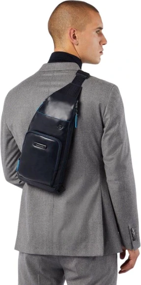 Рюкзак слинг Piquadro Blue Square Revamp CA5577B2V/MO красное дерево кожа Рюкзак слинг Piquadro Blue Square Revamp CA5577B2V/MO красное дерево кожа