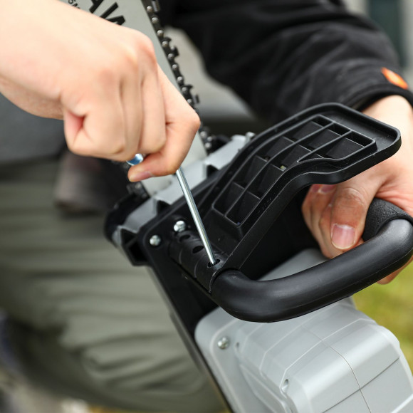 Цепная пила Deko DKCHS 40 PRO аккум. дл.шины:16" (40cm) 4Ач ЗУ (063-4357)