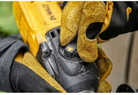 Перфоратор DeWalt D25033-QS патрон:SDS-plus уд.:2Дж 710Вт